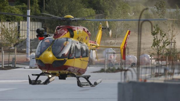 Ein gelb-roter Rettungshubschrauber der Sécurité Civile kurz vor der Landung.