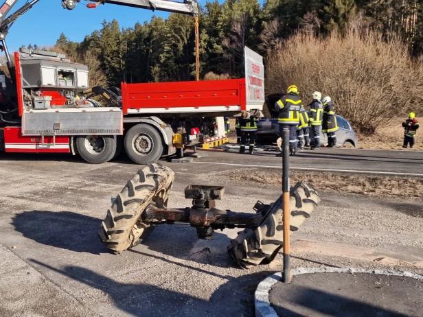 NÖ: Bei massivem Crash mit SUV wurde Traktor Vorderachse abgerissen