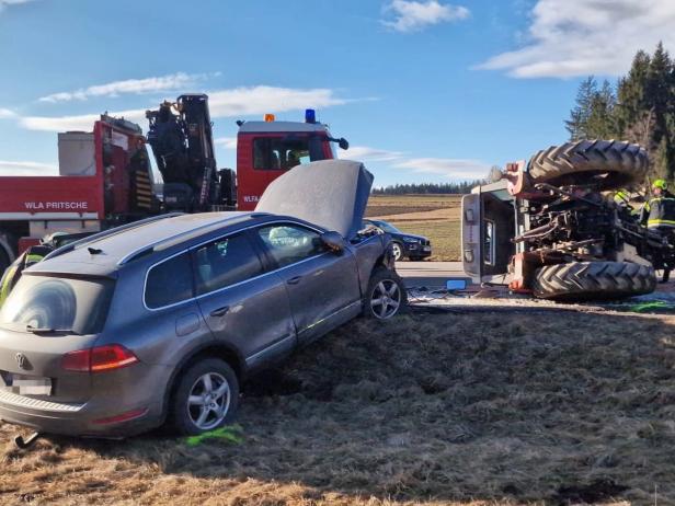 NÖ: Bei massivem Crash mit SUV wurde Traktor Vorderachse abgerissen