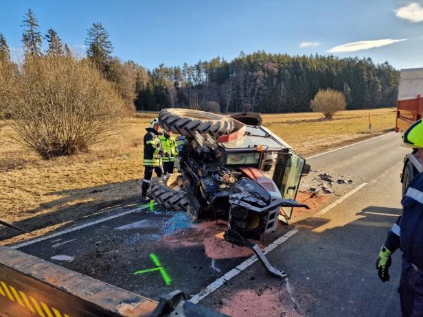NÖ: Bei massivem Crash mit SUV wurde Traktor Vorderachse abgerissen