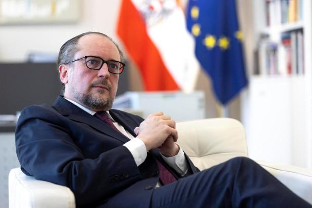 Alexander Schallenberg in seinem Büro im Außenministerium