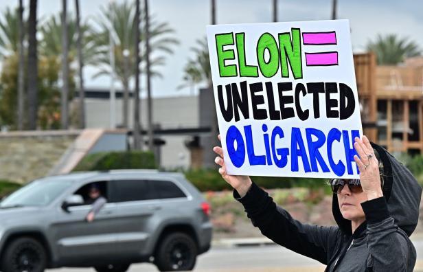 Elon Musk  unter Beschuss: Landesweite Protestwelle gegen Tesla