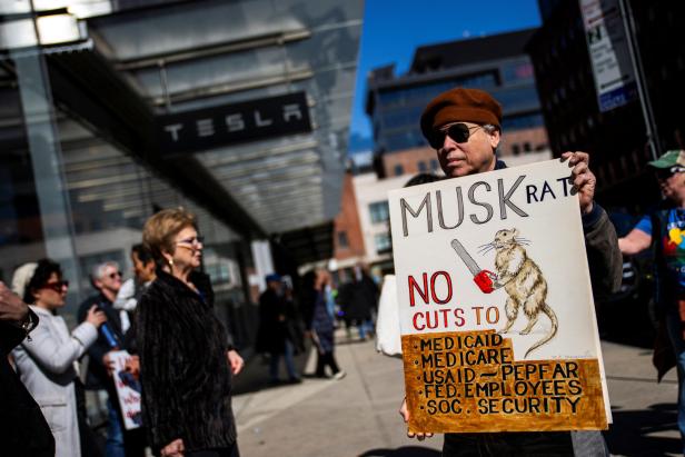 Elon Musk  unter Beschuss: Landesweite Protestwelle gegen Tesla