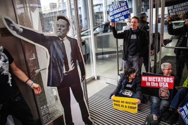 Elon Musk  unter Beschuss: Landesweite Protestwelle gegen Tesla