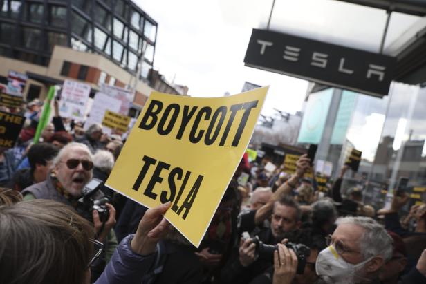 Elon Musk  unter Beschuss: Landesweite Protestwelle gegen Tesla