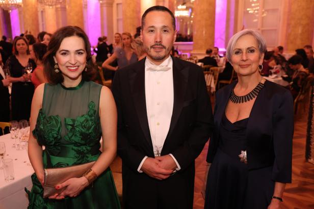 Die scheidende Ministerin Alma Zadić recycelte beim Juristenball ihr Opernballkleid