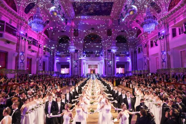 Die scheidende Ministerin Alma Zadić recycelte beim Juristenball ihr Opernballkleid