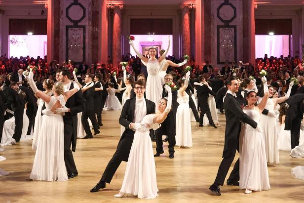 Die scheidende Ministerin Alma Zadić recycelte beim Juristenball ihr Opernballkleid