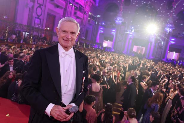 Die scheidende Ministerin Alma Zadić recycelte beim Juristenball ihr Opernballkleid