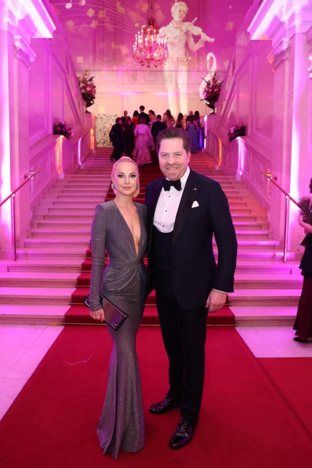 Die scheidende Ministerin Alma Zadić recycelte beim Juristenball ihr Opernballkleid