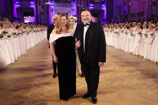 Die scheidende Ministerin Alma Zadić recycelte beim Juristenball ihr Opernballkleid