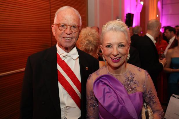 Die scheidende Ministerin Alma Zadić recycelte beim Juristenball ihr Opernballkleid