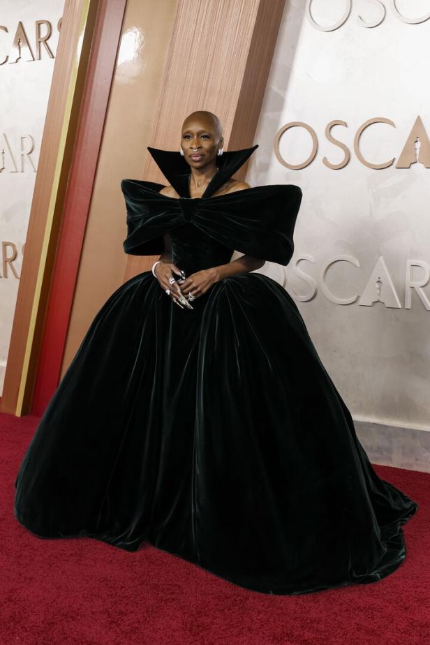 Cynthia Erivo in einem voluminösen, dunkelgrünen Kleid bei den Oscars.