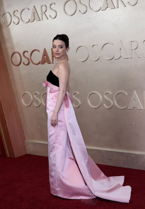 Schauspielerin Sabrina Carpenter auf dem roten Teppich der Oscars.