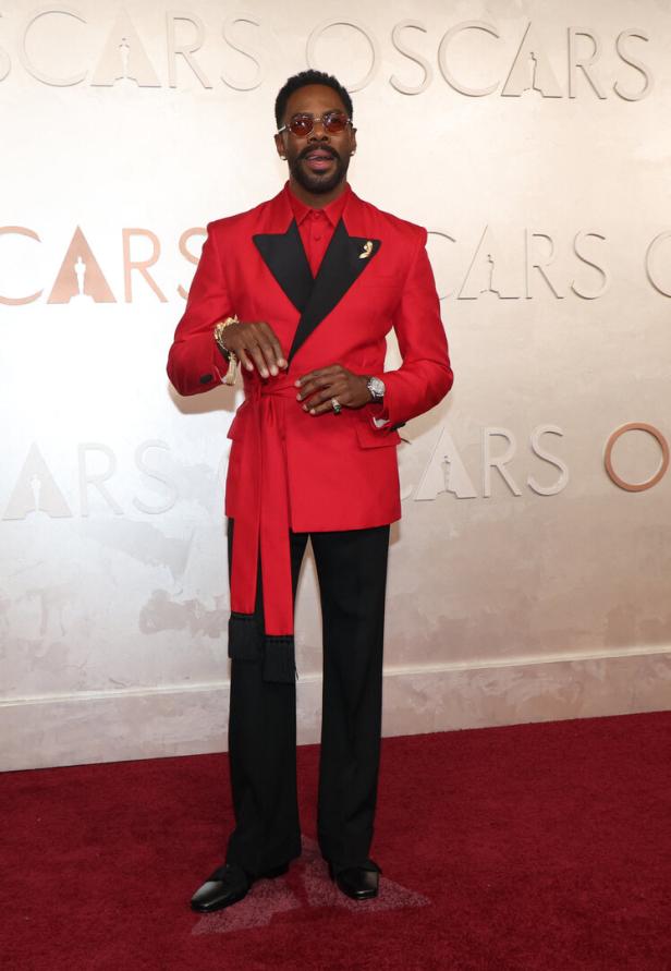 Colman Domingo in einem roten Anzug auf dem roten Teppich der Oscars.