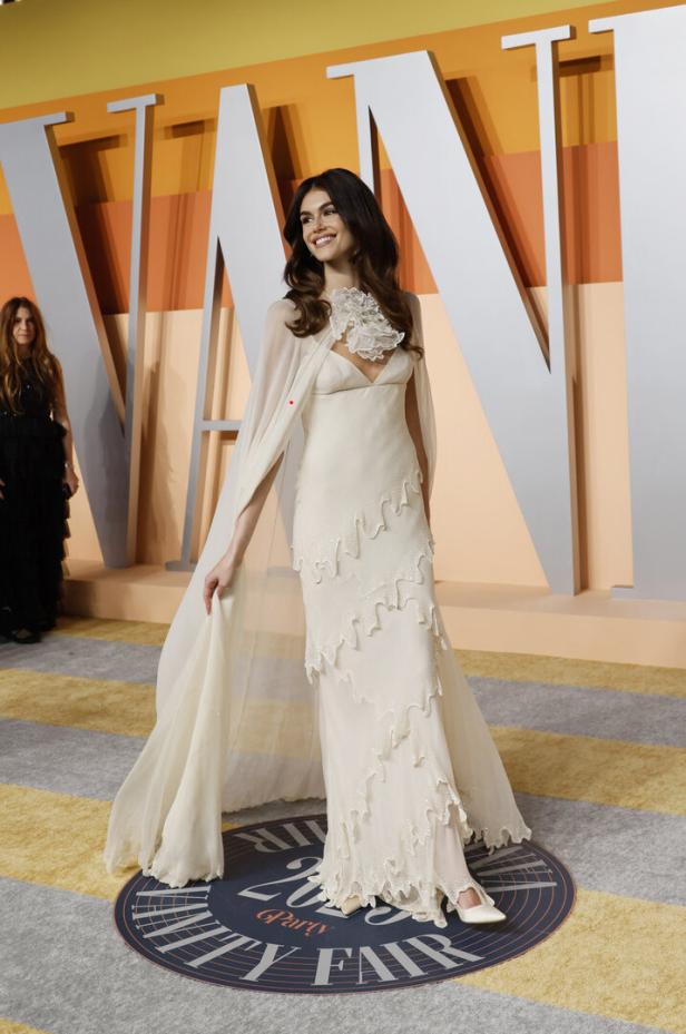Kaia Gerber in einem weißen Kleid auf dem roten Teppich der Vanity Fair Oscar Party 2023.