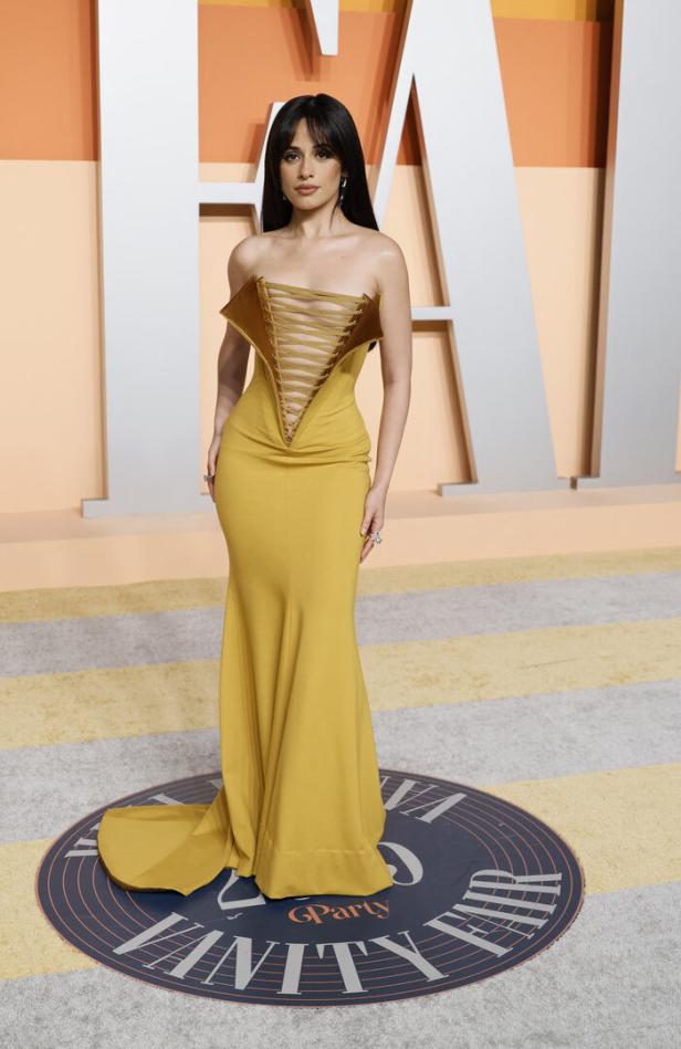 Camila Cabello in einem gelben Kleid bei der Vanity Fair Oscar Party.
