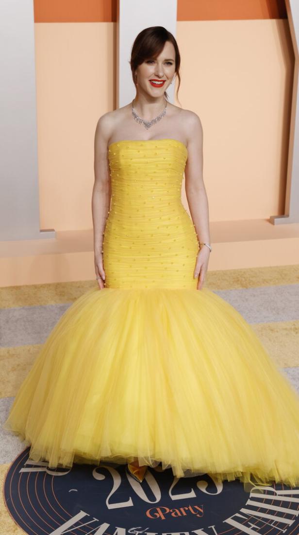Rachel Brosnahan in einem gelben, trägerlosen Kleid auf dem roten Teppich.