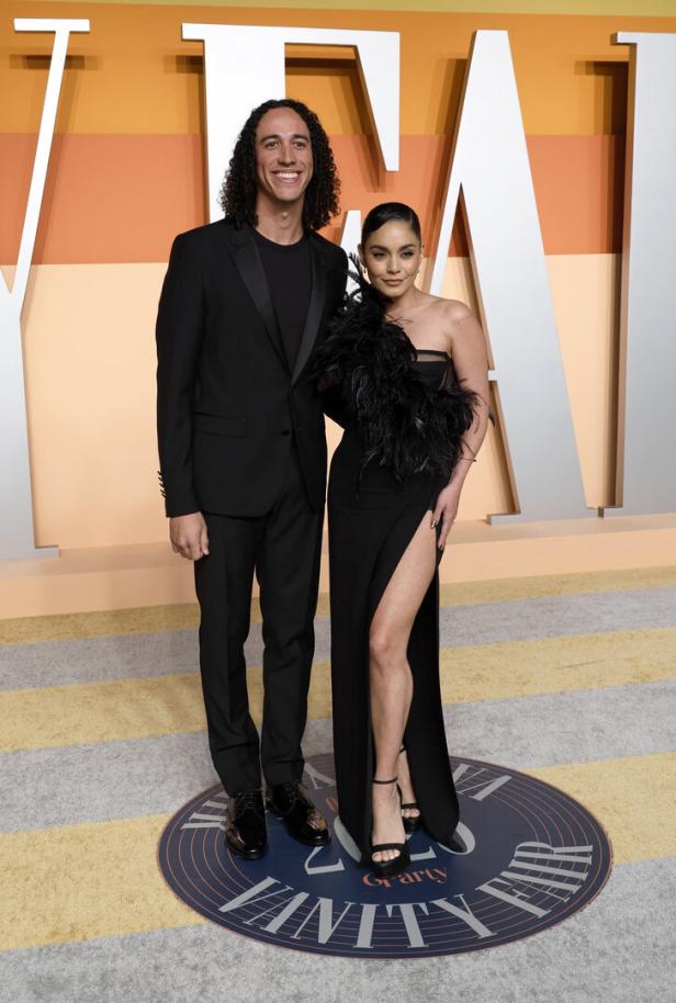 Vanessa Hudgens mit ihrem Partner Cole Tucker auf der Vanity Fair Oscar Party 2023.