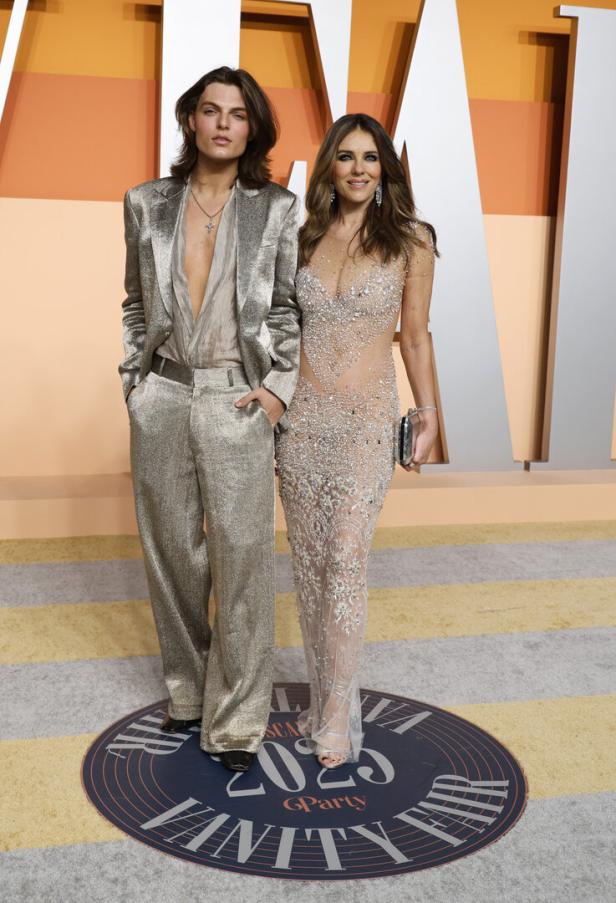Elizabeth Hurley posiert mit ihrem Sohn Damian auf der Vanity Fair Oscar Party 2023.