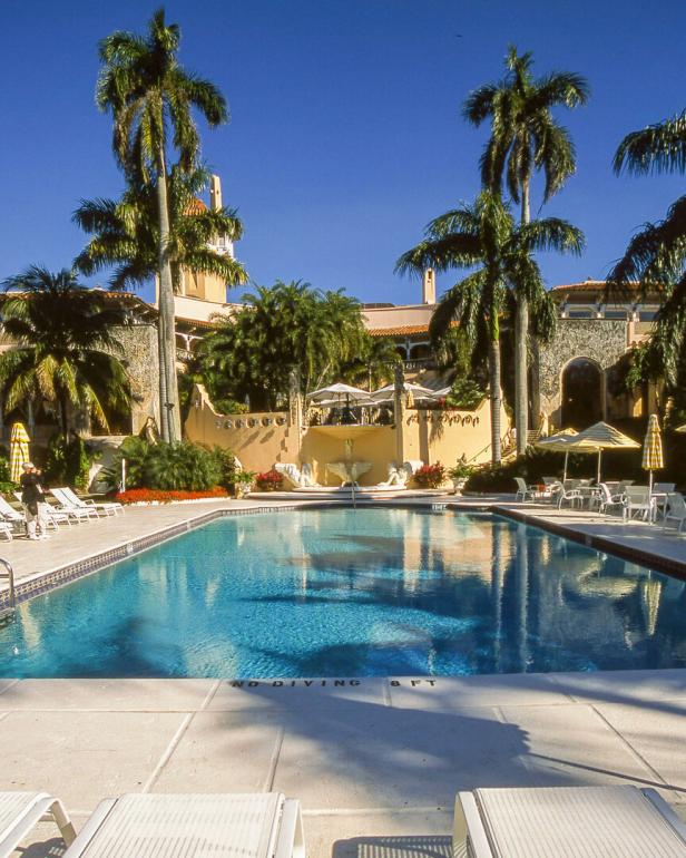 Der Innenhof Mar-a-Lagos mit Liegen, Palmen und Pool.