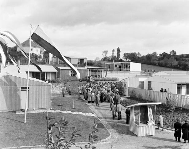 Eröffnung einer Wohnsiedlung mit niedrigen Häusern in den 1950ern in Wien.
