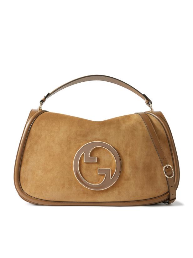 Eine braune Wildledertasche von Gucci mit dem Interlocking-G-Logo.