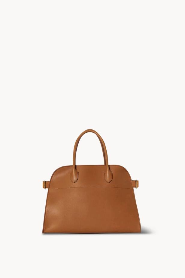 Eine braune Ledertasche mit Henkeln steht vor einem weißen Hintergrund.