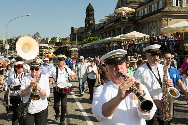Jazzmusiker laufen durch die Altstadt von Dresden, in einer Parade.