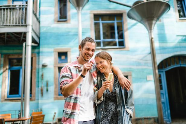 Ein Mann und eine Frau umarmen sich und essen jeweils ein Eis.