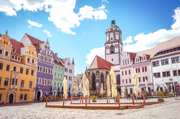 Der bunte Marktplatz einer Altstadt.