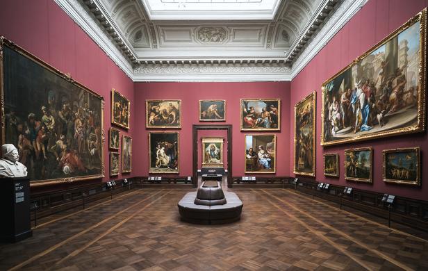 Das Innere einer Gemäldegalerie mit Gemälden, Stuck an der Decke und Parkettboden.