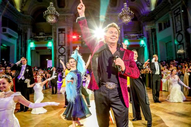 Nach Opernball: Simone Lugner tanzt auf der Rudolfina Redoute