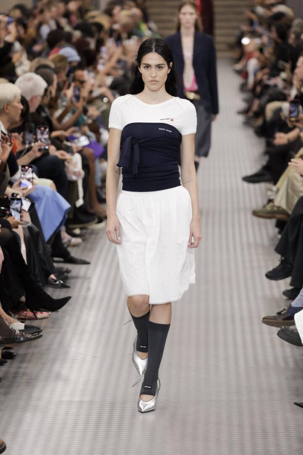 Ein Model präsentiert ein Outfit von Miu Miu auf dem Laufsteg.