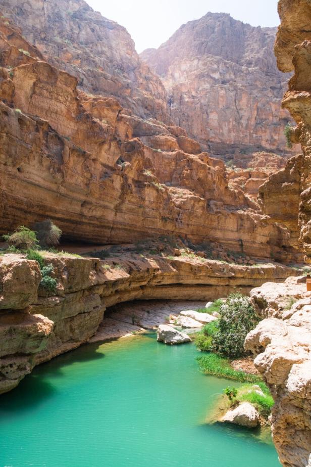 Türkisfarbenes Wasser fließt durch eine Schlucht mit steilen Felswänden.