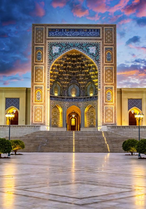 Die Sultan-Qabus-Moschee in Maskat, Oman, erstrahlt im Abendlicht.