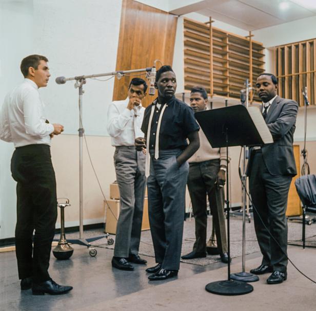 Eine Gruppe von Sängern und ein Manager im Aufnahmestudio von Atlantic Records.