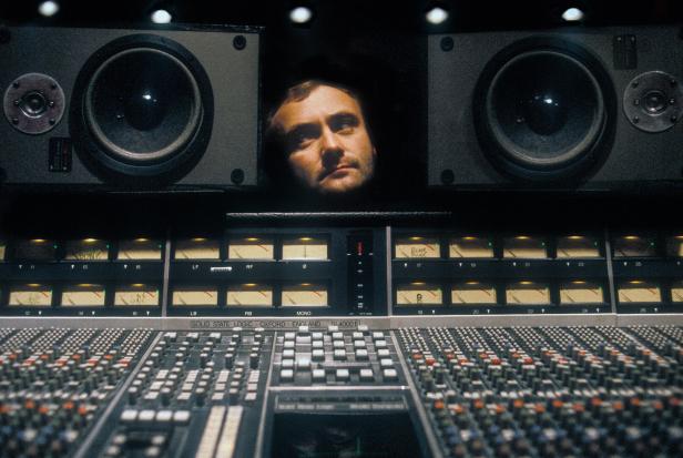 Phil Collins in einem Tonstudio hinter einem Solid State Logic Mischpult.