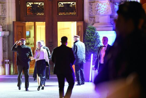 AKADEMIKERBALL IN DER WIENER HOFBURG: BESUCHER Akademikerball: Rosenkranz wandte sich an Gäste, Kurzer Tumult bei Kundgebung