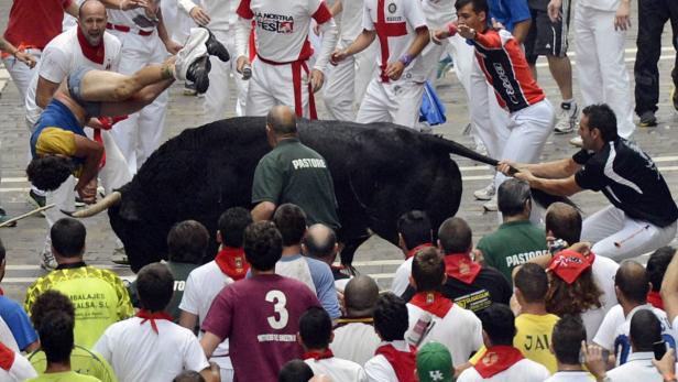 Beim Stiertreiben in Pamplona wird ein Mann von einem Stier angegriffen.