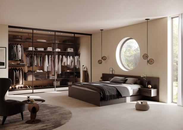 Ein Schlafzimmer mit einem begehbaren Kleiderschrank und einem runden Fenster.