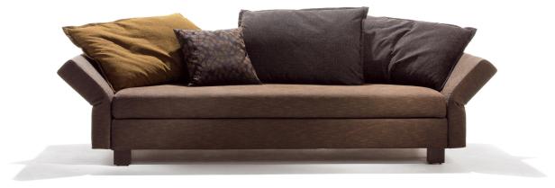 Ein braunes Sofa mit mehreren Kissen in verschiedenen Brauntönen.