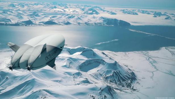 Ein Luftschiff gleitet über schneebedeckte Berge und vereiste Wasserflächen.