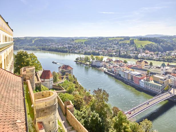 Ein Fluss, von einer Burg aus, fotografiert.