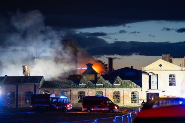 Großbrand in Fabrik in Gumpoldskirchen Großbrand in Fabrik in Gumpoldskirchen, Feuerwehr im Einsatz.