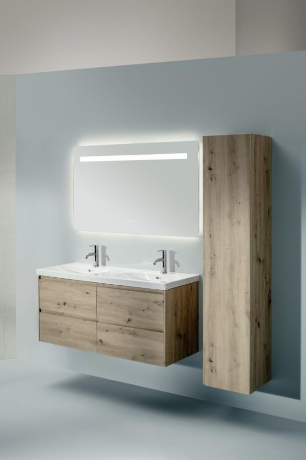 Ein erleuchtetes Badezimmer aus Holz.
