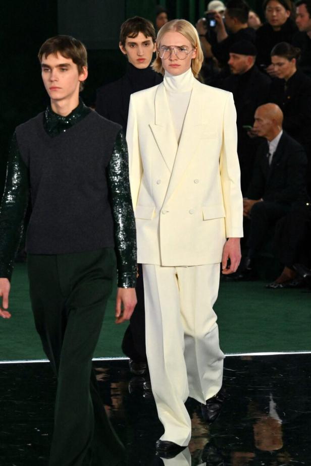 Models präsentieren Mode auf einem Laufsteg.