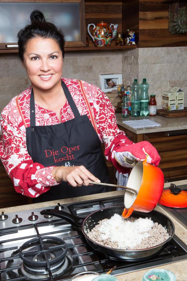Leidenschaftliche Köchin: Anna Netrebko werkt an der Fülle für ihre Paprika.