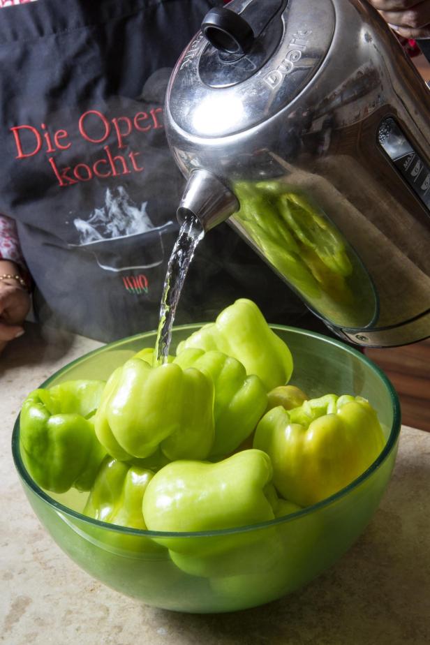 Rezept: Gefüllte Paprika mit Tomatensauce von Anna Netrebko.
