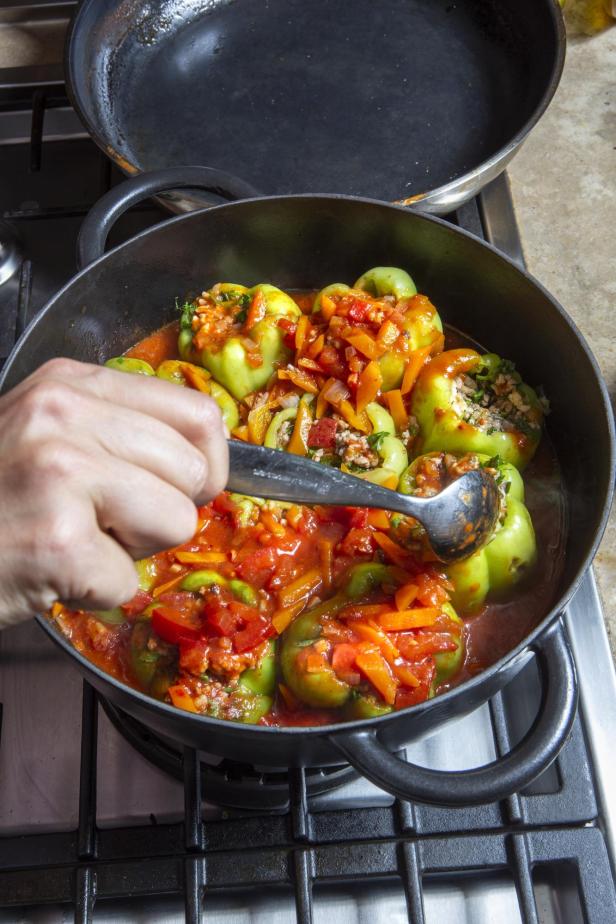Rezept: Gefüllte Paprika mit Tomatensauce von Anna Netrebko.